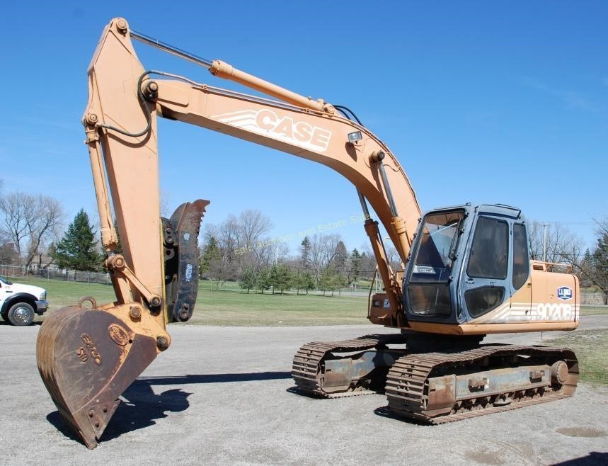 1999 Case 9020B excavator sold at auction